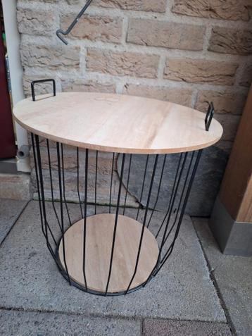 Modern bijzettafeltje met houten blad en metalen mand