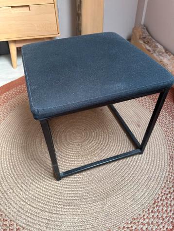 2x poef/nachtkastje, zwart stof en zwart stalen onderkant