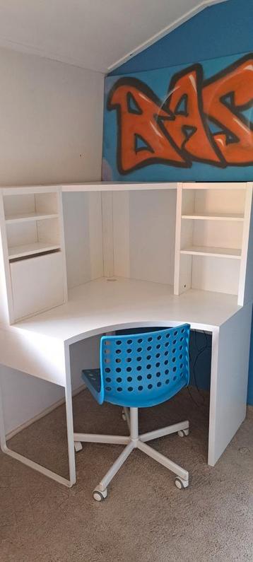 Wit hoekbureau met opzetstuk