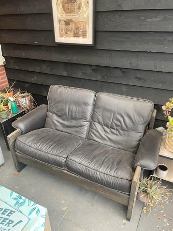 Gratis Comfortabele tweepersoonsbank van leer en hout