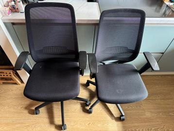 Twee zwarte bureaustoelen
