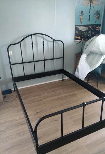 Zwart metalen bed Ikea Sagstua 140x200 cm met lattenbodem