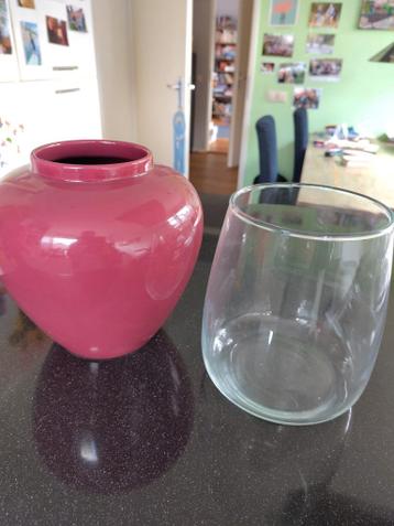 Twee vazen: bordeauxrode vaas en glazen vaas (gratis)