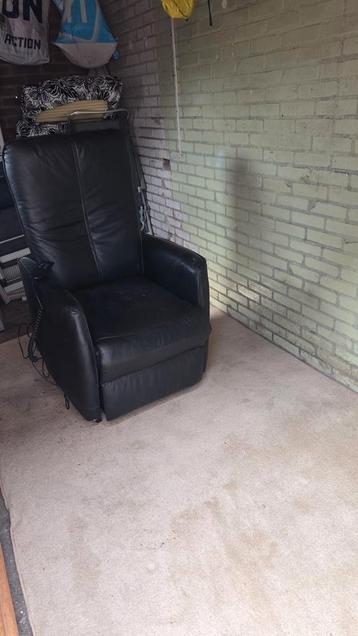 Zwarte fauteuil met elektrische verstelling