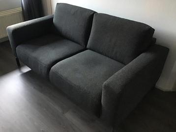 Bank 2 zits zwart antraciet 1 jaar oud gratis