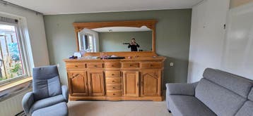 Dressoir met spiegel, 2-zitsbank en stoel met