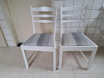 2 witte stoeltjes