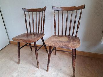 2 houten stoeltjes