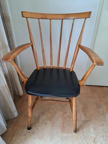 Houten stoel met armleuningen
