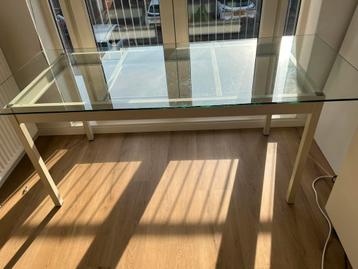 Eettafel/Werktafel van glas met stevig metalen frame.