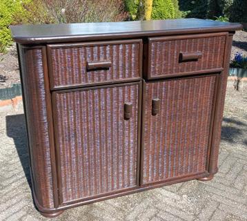 Rotan kastje met lades en deuren