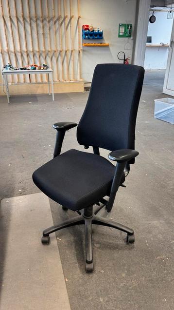 6 gratis bureaustoelen uit werkplaats