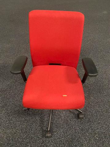 Burostoel. Verstelbaar.  Zit scheurtje in maar verder ok.