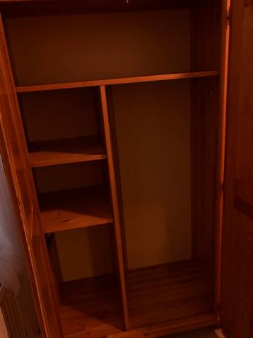Houten kledingkast met planken en hangruimte