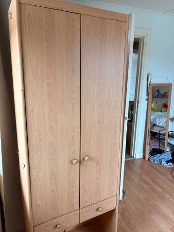 Praktische kledingkast met deuren en lades