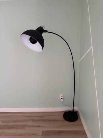 Zwarte staande lamp met gebogen arm