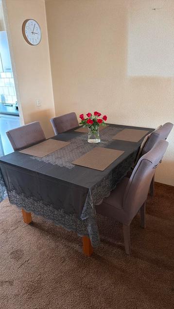 Eettafel met stoelen. Gratis af te halen