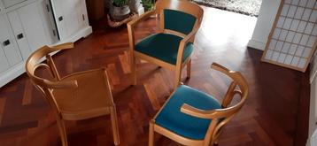 Drie unieke houten stoelen met stoffen zitting