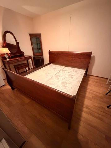 Klassiek tweepersoonsbed met houten frame