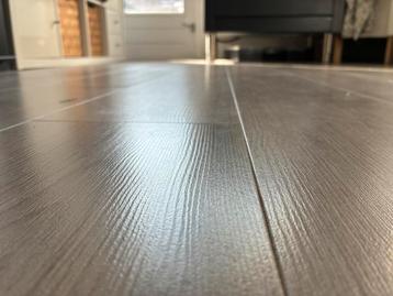 Grijs laminaat met houtnerf - ca. 20-25 m². Gratis