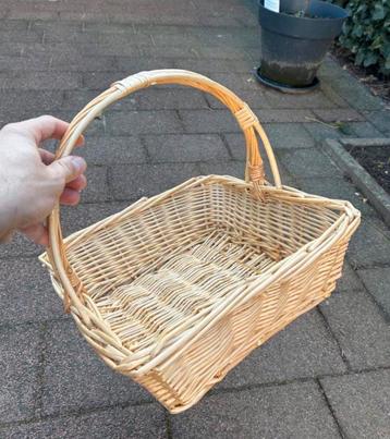 Gratis rieten mand met handvat