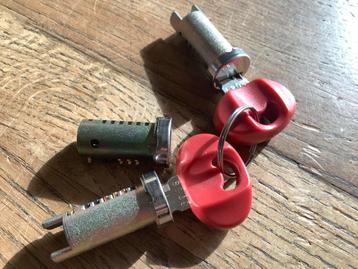 Piaggio Tecnium contactslot set met 3 sleutels.   (Nr 7)