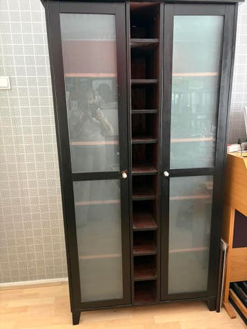 Gratis af te halen:Boekenkast met matglas deuren
