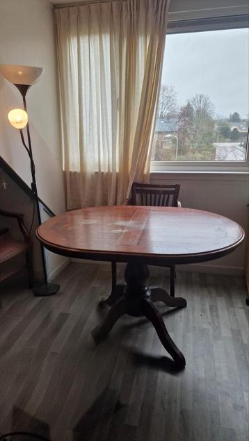 Houten eettafel, ovaal