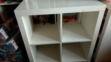 Twee witte Kallax kasten