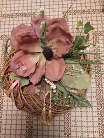 Rieten krans met roze kunstbloem en groene kunstbladjes