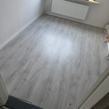 GRATIS grijze laminaatvloer