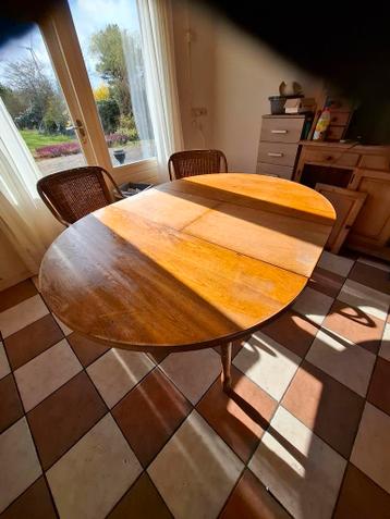 Uitschuifbare tafel met 3 rotan stoelen