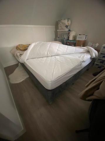 Twee eenpersoons bedden met dubbel matras