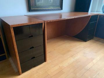 Fraai en massief bureau met twee ladenblokken