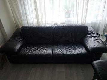 Zwarte leren bank, doorgezakt, ideaal voor clubhuis