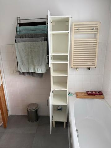 Smalle witte badkamerkast met open vakken en deurtjes