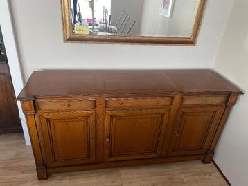 Kast, tafel, bed, fauteuil, klok, dressoir, enz........