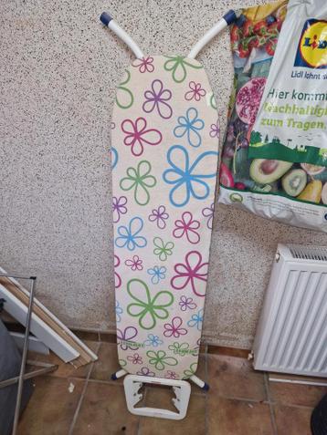 Strijkplank met bloemenprint - gratis af te halen!