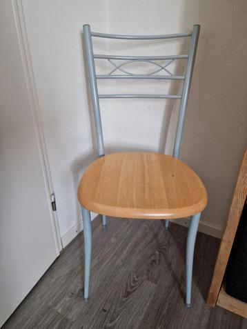 Set van 2 stoelen met houten zitting en metalen frame