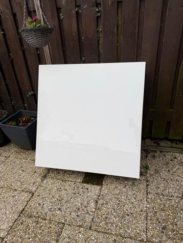 Witte salontafel met glasplaat. Gratis meenemen!!