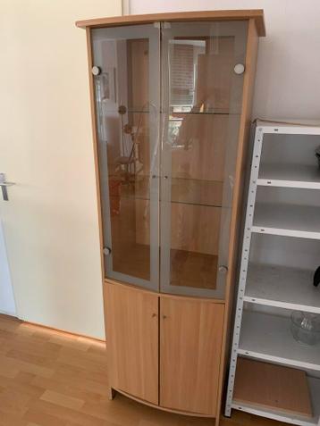 Gratis: Vitrinekast met verlichting