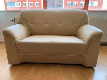 Gratis: Crèmekleurige tweezitsbank