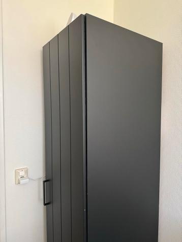 Zwarte kledingkast met hangruimte en planken