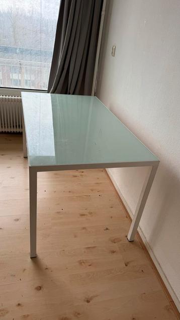 Eetkamertafel 80x140 met lichtblauw glazen blad