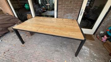 Houten eettafel met metalen onderstel
