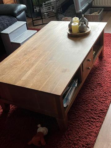 Robuuste eiken salontafel met lades en open vakken