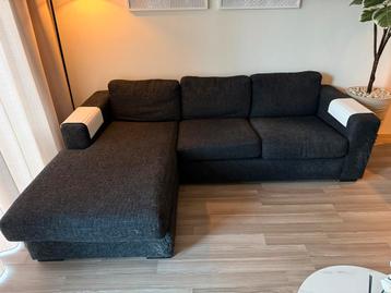 Gebruikte hoekbank met gebruikssporen