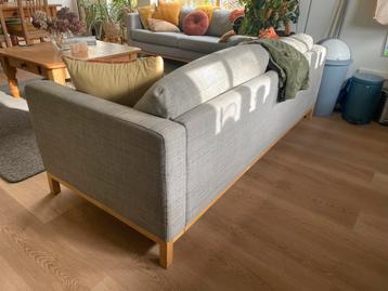 2x licht grijze Ikea Karlstad driezits bank.