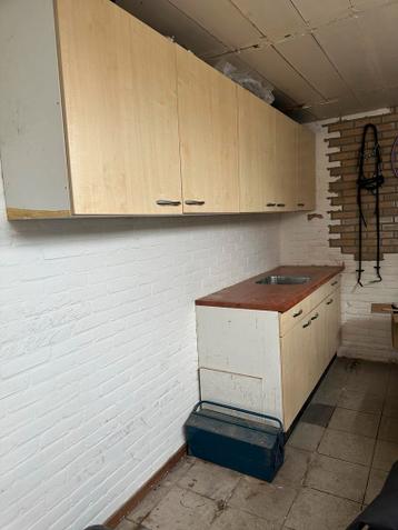 Gratis keukenblok met bovenkasten en spoelbak
