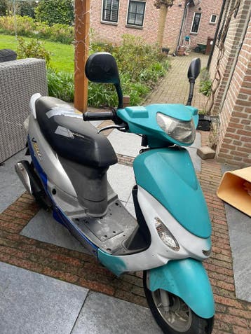 Gratis! Peugeot v clic 50 cc 4 takt met gratis onderdelen !